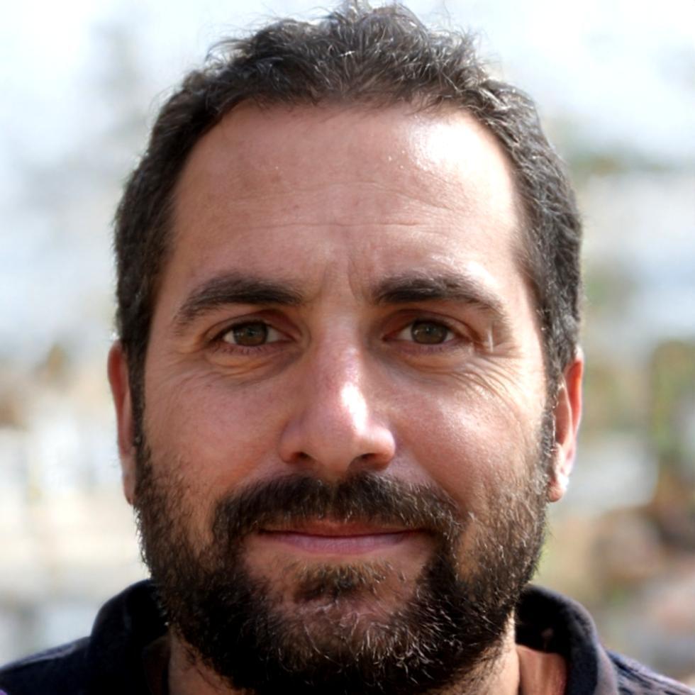 Fundador de branthuhub trabajando en los primeros análisis financieros